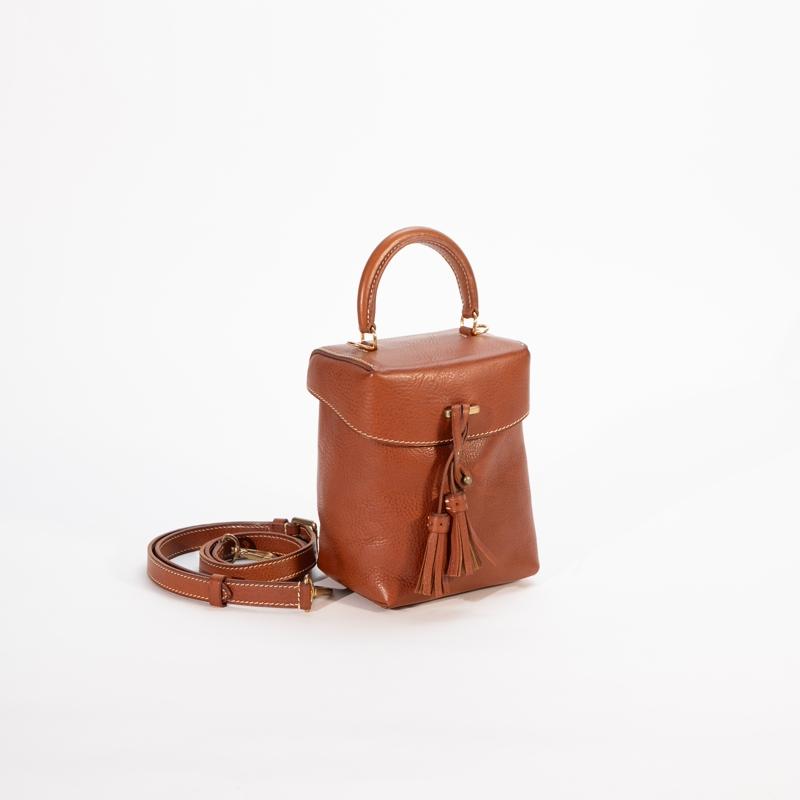 Wie harmoniert pflanzlich gegerbtes Leder mit Vintage-Ästhetik in dieser neuen Handtaschenkollektion?