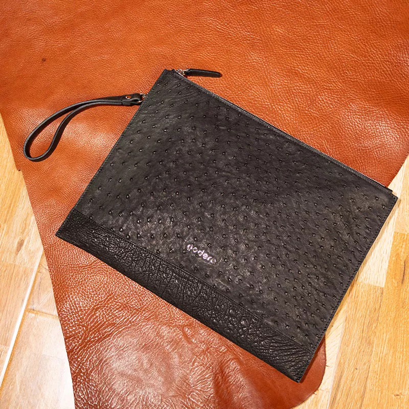 Wann trägt man diese Handgelenktasche mit Straußenprägung?