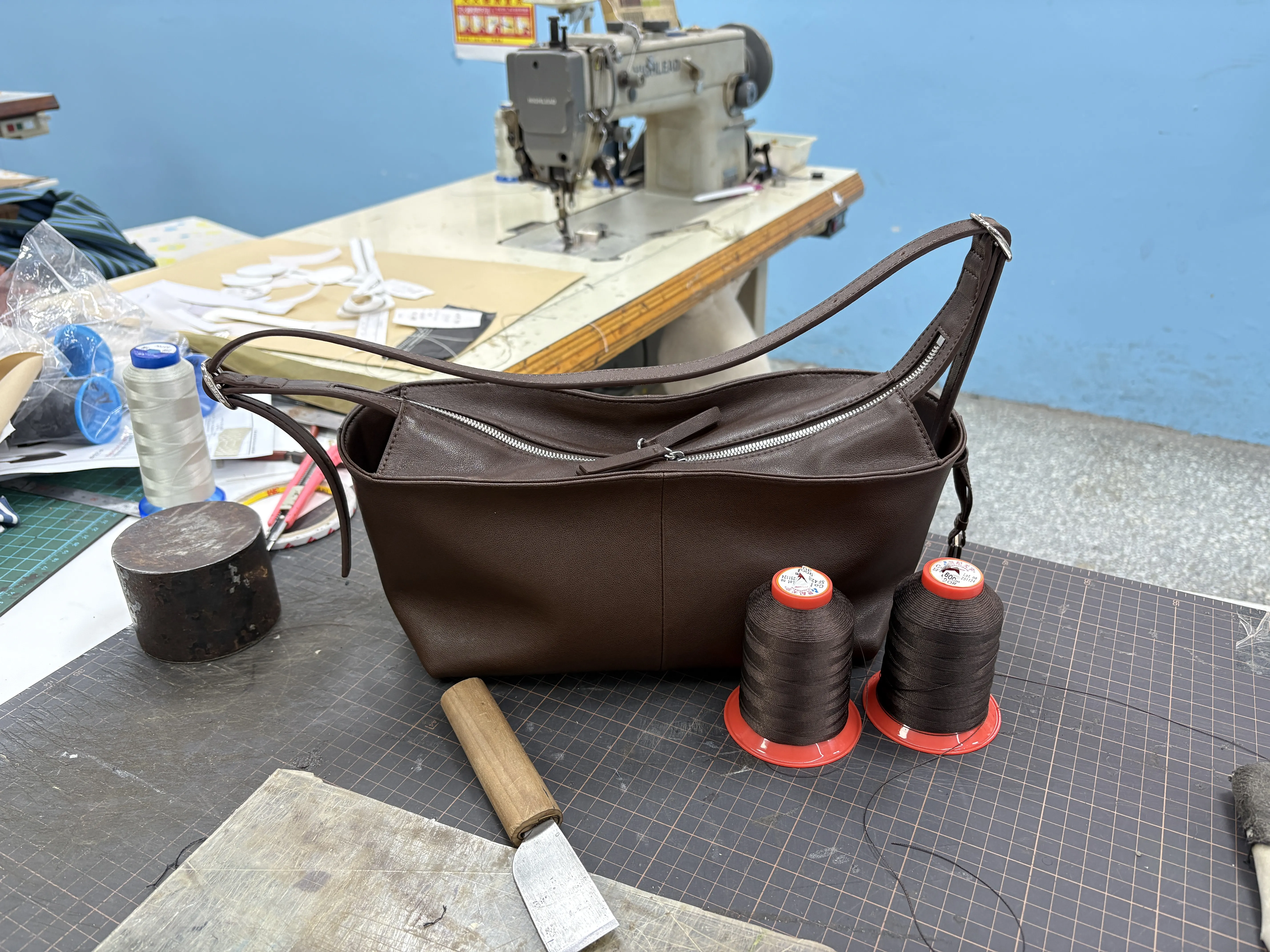 Wie entsteht eine Tasche aus echtem Leder?