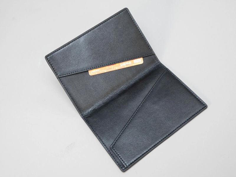 Wie sorgt Godere dafür, dass die Qualität der Brieftaschen in der Massenproduktion konstant bleibt?